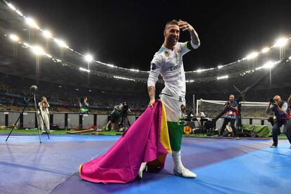 Sergio Ramos celebra la victoria con un capote de torero.