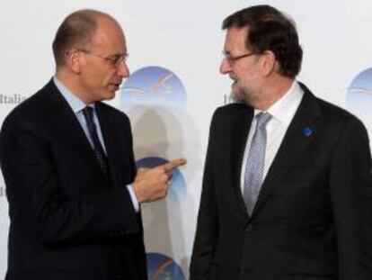El primer ministro italiano, Enrico Letta (i), conversa con el presidente del Gobierno español, Mariano Rajoy, a su llegada a la cumbre bilateral España-Italia que se celebra en Roma (Italia).