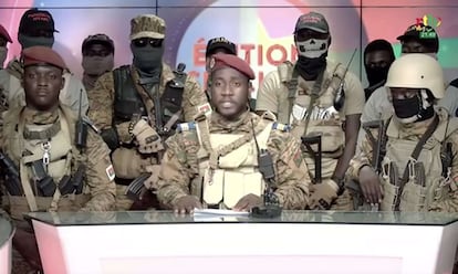 Unos militares de Burkina Faso anunciaban el golpe de Estado en la televisión pública, en septiembre de 2022.