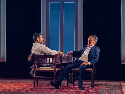Luis Roberto Guzmán y Roberto Sosa protagonizan la obra de teatro 'Por la punta de la nariz' en el Teatro Varsovia en la colonia Cuauhtémoc, en Ciudad de México.