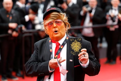 Un imitador de DOnald Trump, ayer en Cannes en el estreno de 'El aprendiz'.