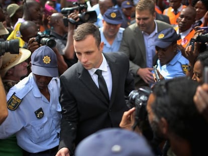 Oscar Pistorius deixa o tribunal depois do quinto dia de julgamento.