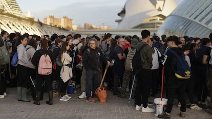 Fila de voluntarios congregados este sábado en la Ciudad de las Artes y las Ciencias de Valencia.