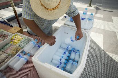 Un vendedor de agua congelada en Sevilla, durante el primer día de ola de calor.
