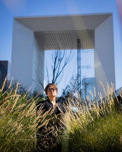 Lucie Pinson, fundadora de la ONG Reclaim Finance, fotografiada en el entorno del distrito financiero de La Défense, en París.