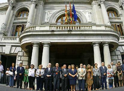 Concentración de condena a ETA ante el Ayuntamiento de Valencia, ayer.