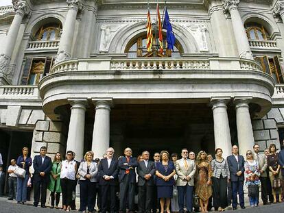 Concentración de condena a ETA ante el Ayuntamiento de Valencia, ayer.