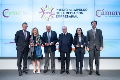 Foto de familia de los premiados junto al presidente del Centro Español de Mediación, Rafael Catalá, el presidente de la Cámara de Comercio de España, José Luis Bonet, y el secretario general de la Corte Española de Arbitraje, Adolfo Díaz-Ambrona.