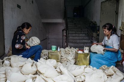 Trabajadores inspeccionan máscaras de Donald Trump recién fabricadas, en la fábrica de máscaras y disfraces de Shenzhen. 