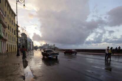 Una vista del malecón de La Habana, donde siete cineastas rodarán cortos de 15 minutos.