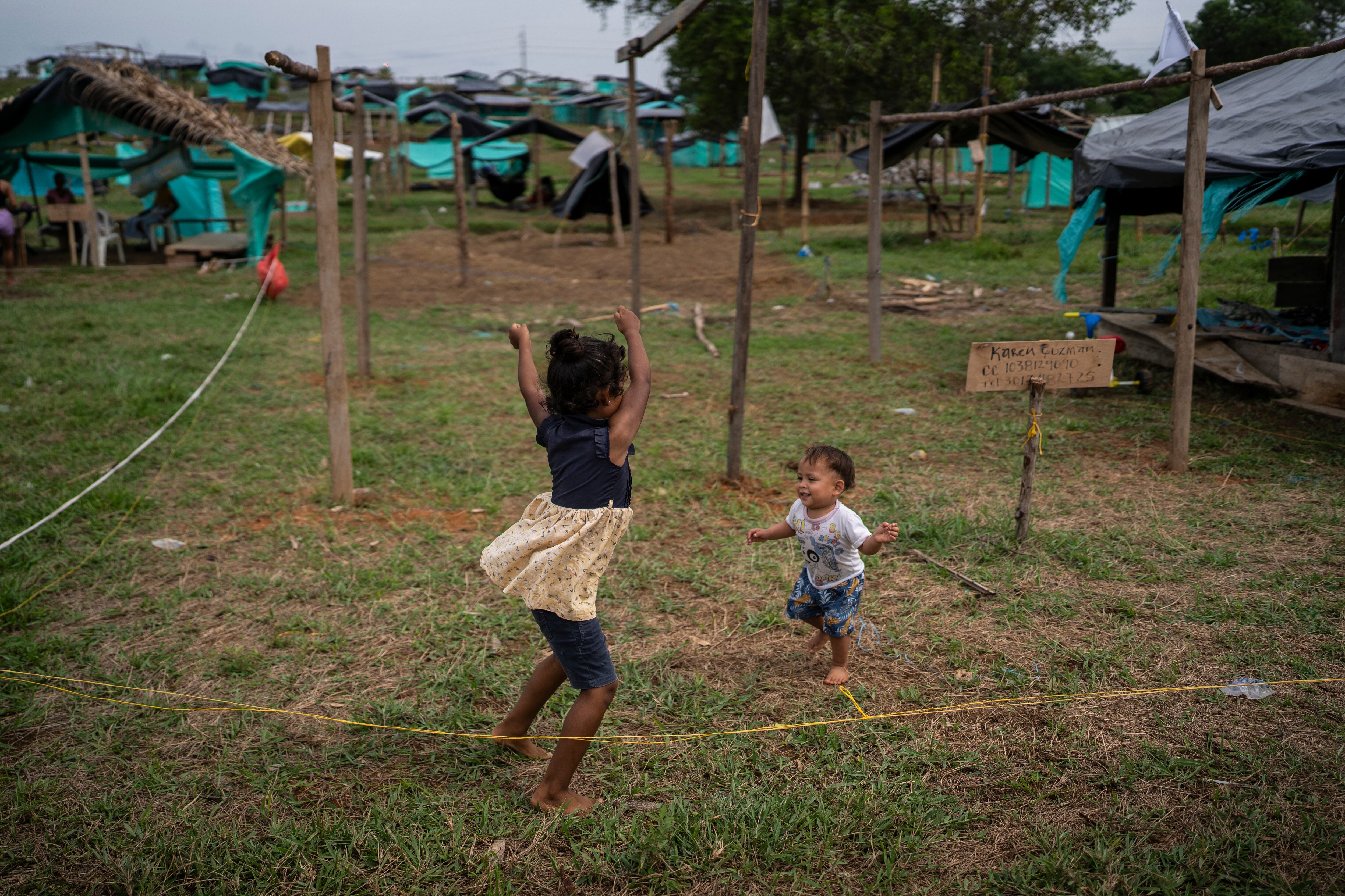 Niñas juegan en Caucasia, Colombia.