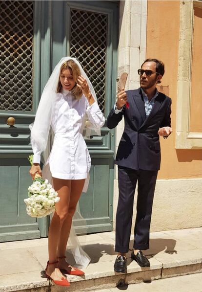 Lolita Jacobs. A su boda con el director de arte Jean-Baptiste Talbourdet en Saint-Tropez tampoco le faltó originalidad. Ya en la preboda llevó un diseño de una de las firmas del momento, Jacquemus, un vestido blanco largo y de manga larga en punto de la colección Le Souk que el diseñador Simon Porte compartía desde Instagram. A dar el ‘sí, quiero’ llegó en un coche parecido a los que se usan en los campos de golf luciendo un vestido camisero blanco de Alaïa, velo largo y zapatos rojos planos de Manolo Blahnik.