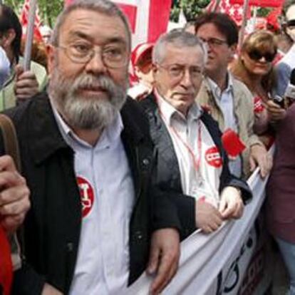 El secretario general de UGT-Madrid, José Ricardo Martínez (i), el secretario general de UGT, Cándido Méndez (2i), el secretario general de CCOO, Ignacio Fernández Toxo (3i), en la manifestación del primero de mayo