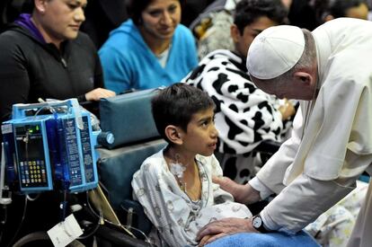 Durante la visita al Hospital, el Papa también dio de alta a algunos pacientes que han vencido al cáncer.