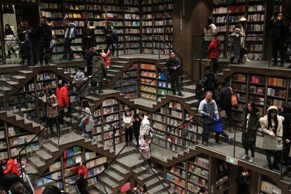 Visitantes caminan por el interior de una nueva librería en Chongqing (China).