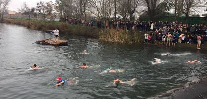 Vecinos de El Robledo (Ciudad Real) se bañan en el río Bullaque el 31 de diciembre de 2016 durante la celebración del tradicional 'Día del río'.