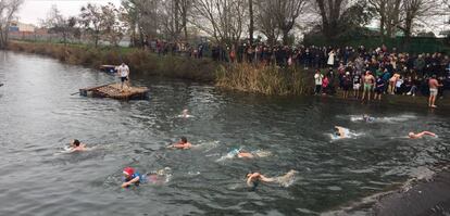 Vecinos de El Robledo (Ciudad Real) se ba&ntilde;an en el r&iacute;o Bullaque el 31 de diciembre de 2016 durante la celebraci&oacute;n del tradicional &#039;D&iacute;a del r&iacute;o&#039;.
 
 