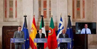 Desde la izquierda, el presidente del Gobierno, Pedro Sánchez; el primer ministro italiano, Mario Draghi; el primer ministro de Portugal, António Costa, y el primer ministro de Grecia, Kyriakos Mitsotakis.