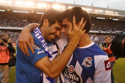Los jugadores del Depor, Valerón y Juan Domínguez celebrando el ascenso.