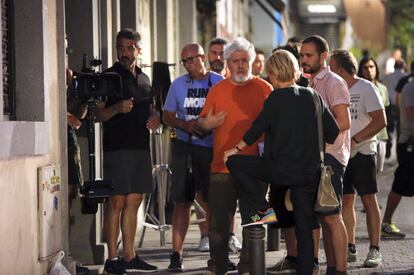 El director Pedro Almodóvar charla con la actriz protagonista de 'Silencio', Emma Suárez.