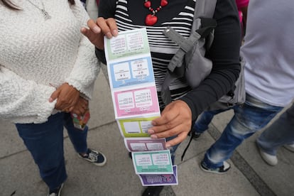 Una persona sostiene una hoja con instrucciones sobre cómo votar durante un mitin en Ciudad de México, el 28 de mayo.