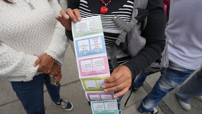 Una persona sostiene una hoja con instrucciones sobre cómo votar, durante su mitin en Ciudad de México, el 28 de mayo.