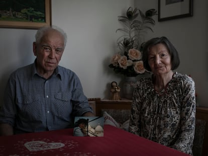 Los padres de Evi Anna Rauter, Hermann y Karolina, en su casa en Lana (Italia) con una foto de la joven.