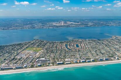 El cuarto lugar es para el aeropuerto de Orlando, en Florida. Aquí, el despegue también merece comentarios. "El despegue sobre la línea de costa es absolutamente espectacular", describe uno de los encuestados. "Hay unas vistas estupendas tanto por la noche como por el día", asegura otro. Las vistas incluyen el Space Coast, la zona donde se encuentra Cavo Cañaveral y el Centro Espacial Kennedy.