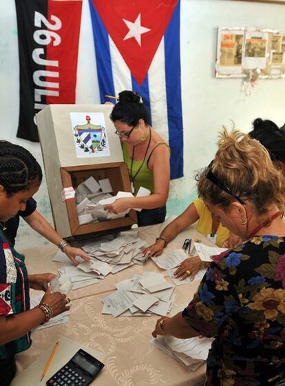 Funcionarios escrutan las urnas de votación en un colegio electoral de La Habana
