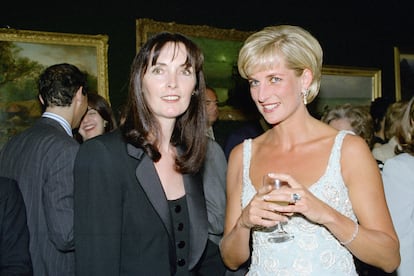Diana de Gales con la diseñadora Catherine Walker, en una visita y recepción privada en Christie's en 1997, año en el que murió. Lady Di lleva un vestido de su amiga, ahora expuesto en el Museo de La Haya.
