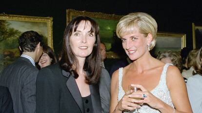 Diana de Gales con la diseñadora Catherine Walker, en una visita y recepción privada en Christie's en 1997, año en el que murió. Lady Di lleva un vestido de su amiga, ahora expuesto en el Museo de La Haya.