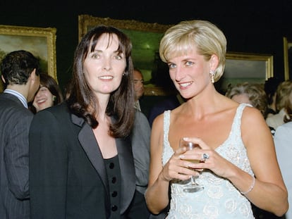 Diana de Gales con la diseñadora Catherine Walker, en una visita y recepción privada en Christie's en 1997, año en el que murió. Lady Di lleva un vestido de su amiga, ahora expuesto en el Museo de La Haya.