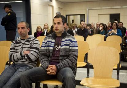 El etarra Andoni Otegi (a la derecha), durante un juicio en la Audiencia Nacional junto a otro integrante de su comando, Óscar Zelarain.