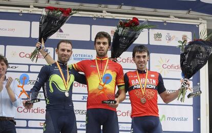 Herrada, entre Valverde, a la izquierda, e Izagirre, en el podio del campeonato de Espa&ntilde;a.