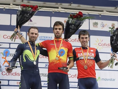 Herrada, entre Valverde, a la izquierda, e Izagirre, en el podio del campeonato de Espa&ntilde;a.