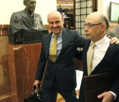 El ministro de Economía, Luis de Guindos (izquierda) y el titular de Hacienda, Cristóbal Montoro (derecha).