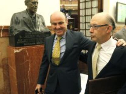 El ministro de Economía, Luis de Guindos (izquierda) y el titular de Hacienda, Cristóbal Montoro (derecha).
