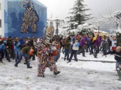 El Jarramplas, mítico personaje protagonista de esta fiesta de interés turístico en Extremadura, recibe su "castigo" en forma de lluvia de nabos que le propinarán vecinos y visitantes, hoy en la localidad de Piornal.