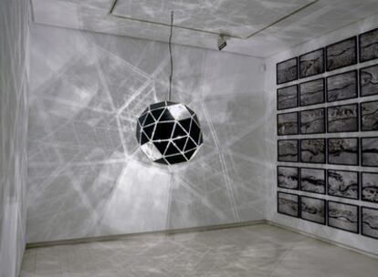 La escultura <i>Reversed silver moon</i> (2004) y obras de la serie <i>Jokla,</i> de Olafur Eliasson.