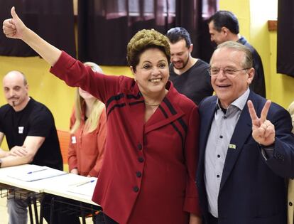 Dilma posa ao lado de Tarso Genro, o governador do Rio Grande do Sul pelo PT e pai de Luciana Genro, candidata à presidência pelo PSOL.