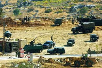 Soldados del ejército libanés en un punto de control ayer en la aldea de Helweh, situada al Sureste del país y junto a la frontera con Siria.