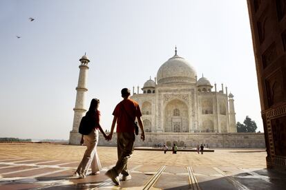 Proclamar que es la construcción más bella del mundo quizá sea un poco excesivo, pero cuando se contempla de cerca uno se da cuenta de que realmente es un edificio mágico. El rey de los palacios está en la localidad india de Agra y es un irresistible monumento que evoca la adoración del emperador Sha Jahan (1592-1666) por su amada Mumtaz Mahal. El mausoleo de mármol —con caligrafía ornamental, incrustaciones de piedras preciosas y elaborados diseños florales que representan el paraíso— simboliza la despedida más poética del mundo. Su aspecto permanece tan inmaculado como cuando se construyó a mediados del siglo XVII.