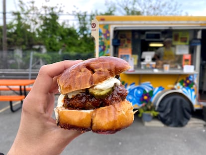 Una hamburguesa de "pollo vegano" fotografiada en 2022 en Nueva York.