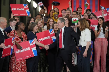 El líder del Partido Laborista, Keir Starmer, saluda a un grupo de simpatizantes tras conocerse los resultados electorales este viernes en el Tate Modern en Londres. 