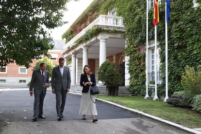 El presidente del Gobierno, Pedro Sánchez, recibe al opositor venezolano Edmundo González (izquierda) y a su hija Carolina González (derecha) en el Palacio de La Moncloa, este jueves.