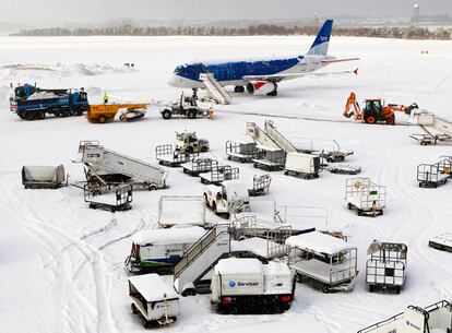 El aeropuerto de Edimburgo, Escocia, totalmente cubierto de nieve.