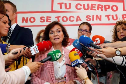 La vicepresidenta del Gobierno en funciones, Carmen Calvo, durante su visita al Centro de Igualdad en la localidad madrileña de Móstoles.