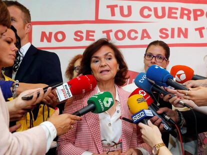 La vicepresidenta del Gobierno en funciones, Carmen Calvo, durante su visita al Centro de Igualdad en la localidad madrileña de Móstoles.