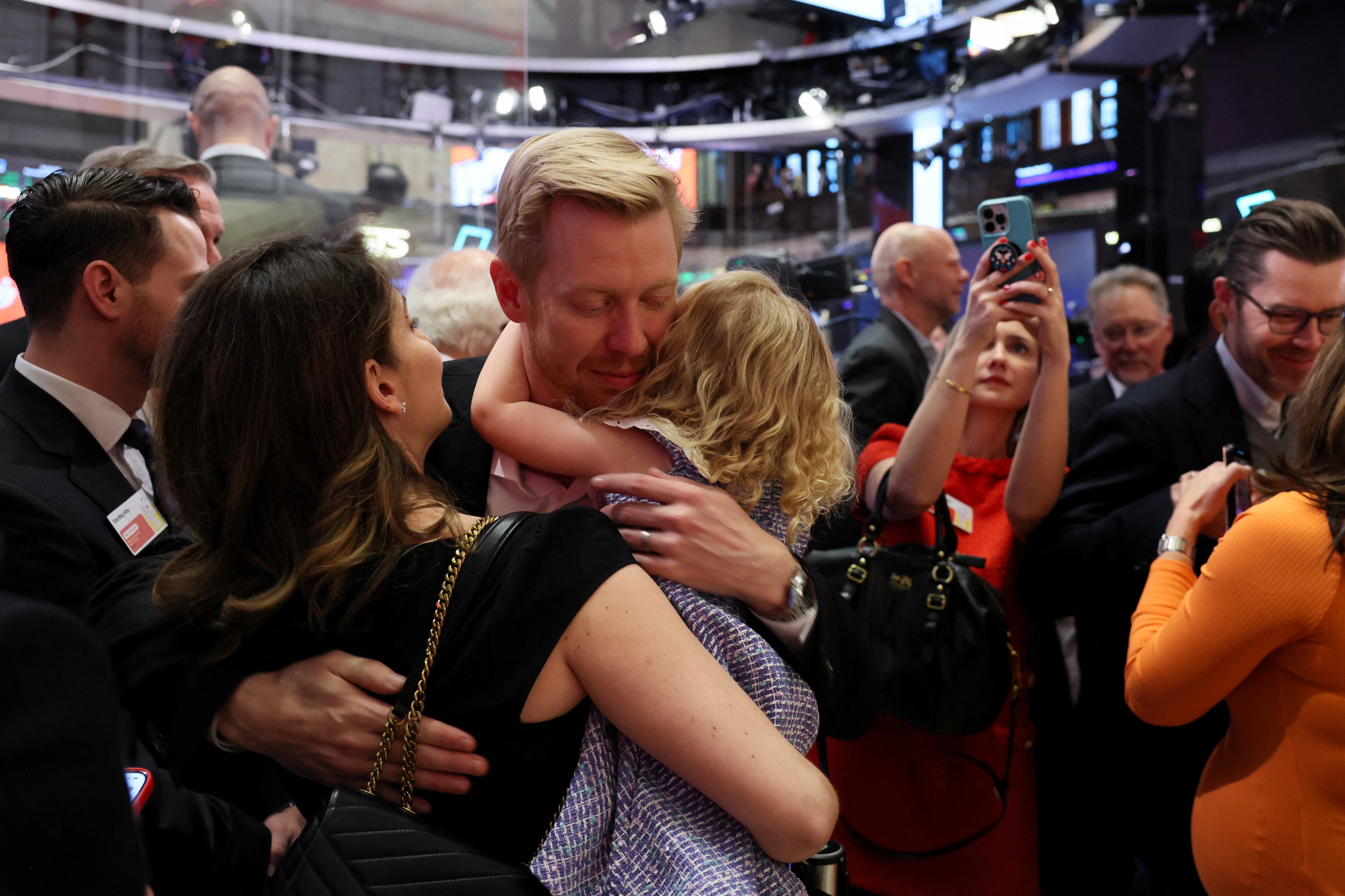 El consejero delegado de Reddit Steve, Steven Huffman, tras el toque de campana de apertura de la sesión. 