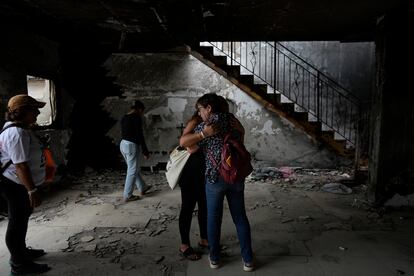 Gente abrazada en la casa de Maayan y Yuval Bar, asesinados por Hamás, en el primer aniversario del ataque de Hamás a Israel, el lunes 7 de octubre de 2024.